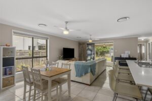 8 Pine Place, UPPER KEDRON, QLD 4055