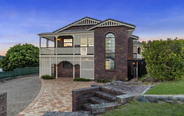 e6e7-H3291554-146120358__1746151907-43212-151CameliaAveEvertonHills-DuskPhotos22